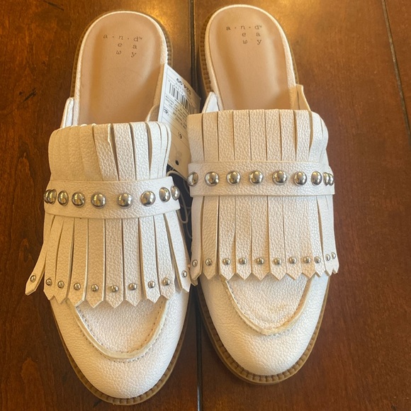White mules with silver grommets - Picture 1 of 4